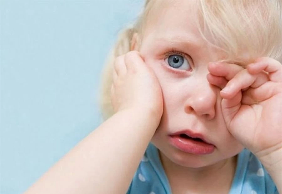 Πόνος στο αυτί: Μήπως έχετε ωτίτιδα; Δείτε από τι προκαλείται και πώς θα την αντιμετωπίσετε